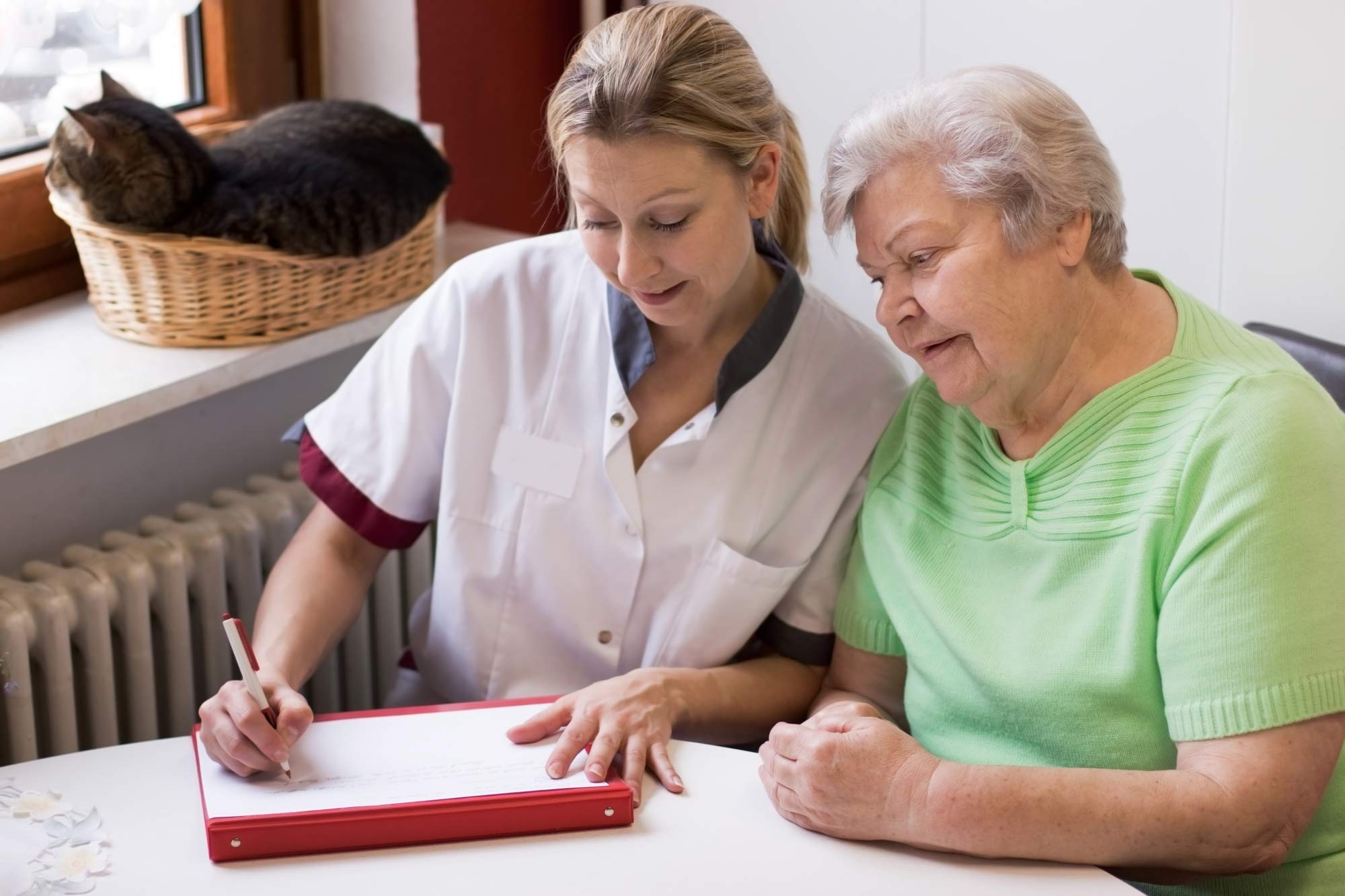 Altenpflegerin beim Hausbesuch einer Patientin: © M.Dörr & M.Frommherz – stock.adobe.com