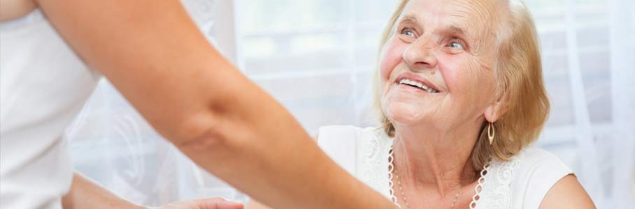 Betreuung älterer Menschen: © and.one – stock.adobe.com